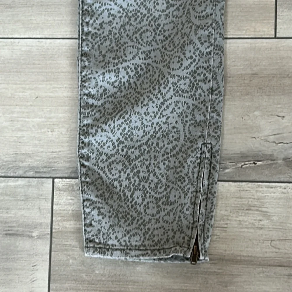 Free People paisley printed ankle zip skinny jeans size 28